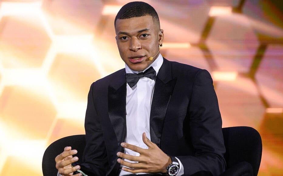 Kylian Mbappé : style, confiance et simplicité, les secrets d’une élégance sans effort