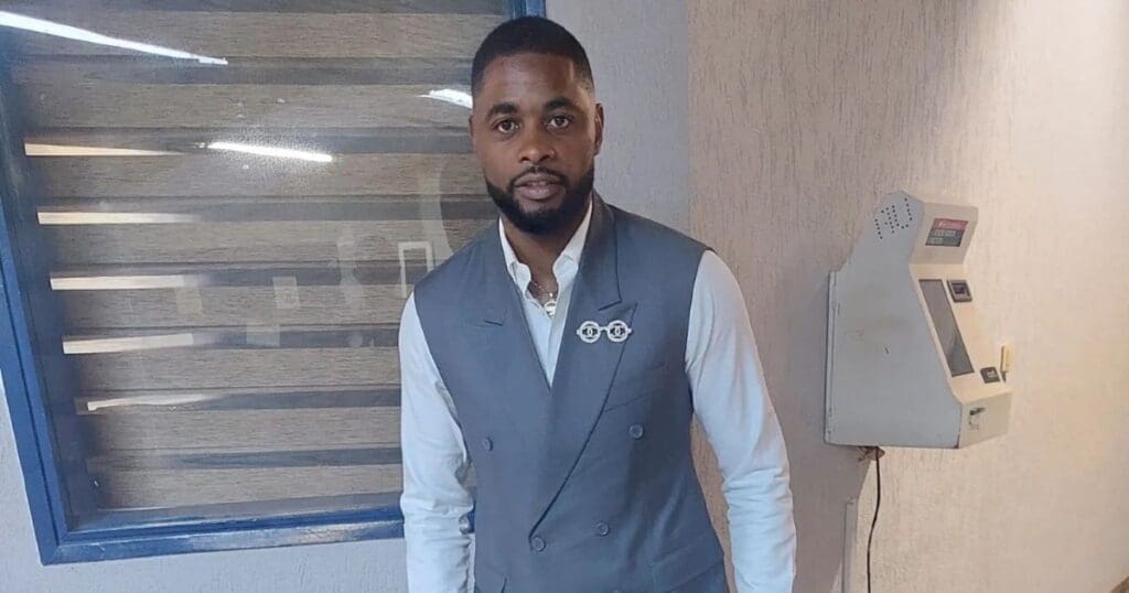De la misère à la gloire : Alexandre Song raconte les cicatrices derrière la “tchakalisation”