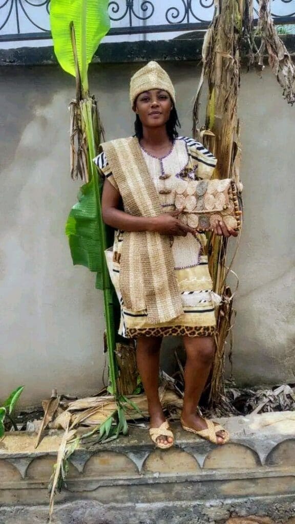 Takam Flore transforme les fibres de bananier en œuvres artisanales et redonne vie au savoir-faire local