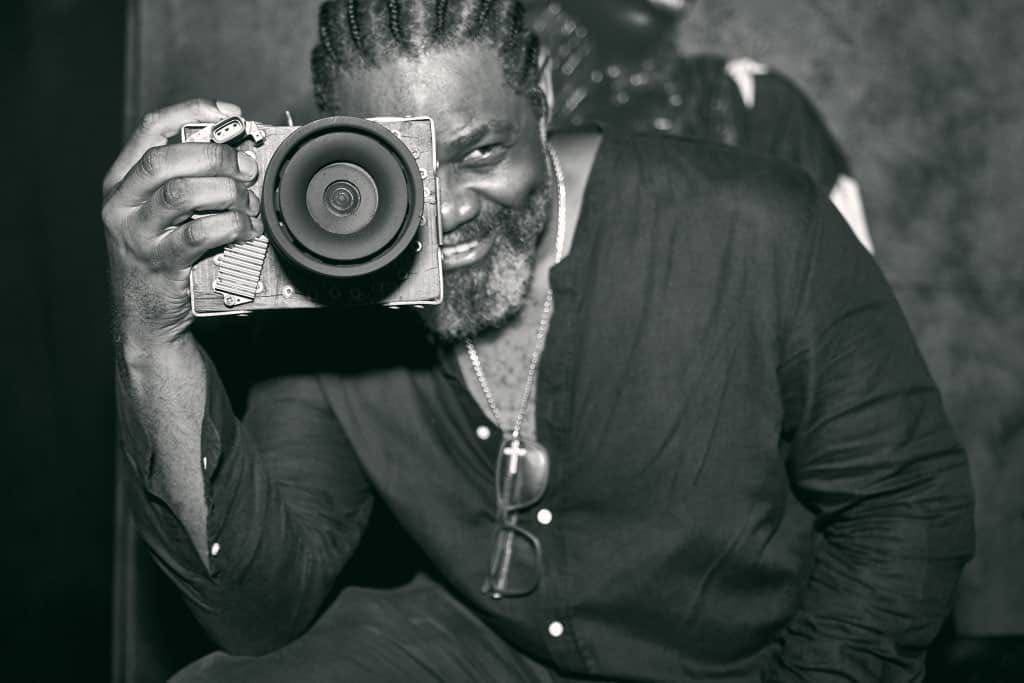 Il parle de photographie comme d’autres parlent de mémoire, de transmission ou même de résistance culturelle. Pour Alain Ngann Yonn, 