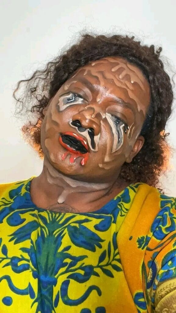 Critiqué par certains internautes qui attribuent désormais ses maquillages artistiques à l’intelligence artificielle, le maquilleur artistique Lyrus Motassi