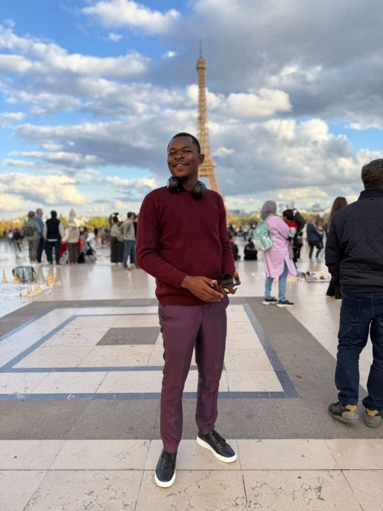 Invité le 25 mai 2026 sur un média ivoirien, l’humoriste camerounais Ulrich Takam s’est livré sur les origines de sa carrière,