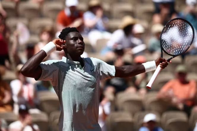 Moïse Kouamé qualifié pour le 3e tour : le phénomène de 17 ans fait vibrer Roland-Garros et entre déjà dans l’histoire