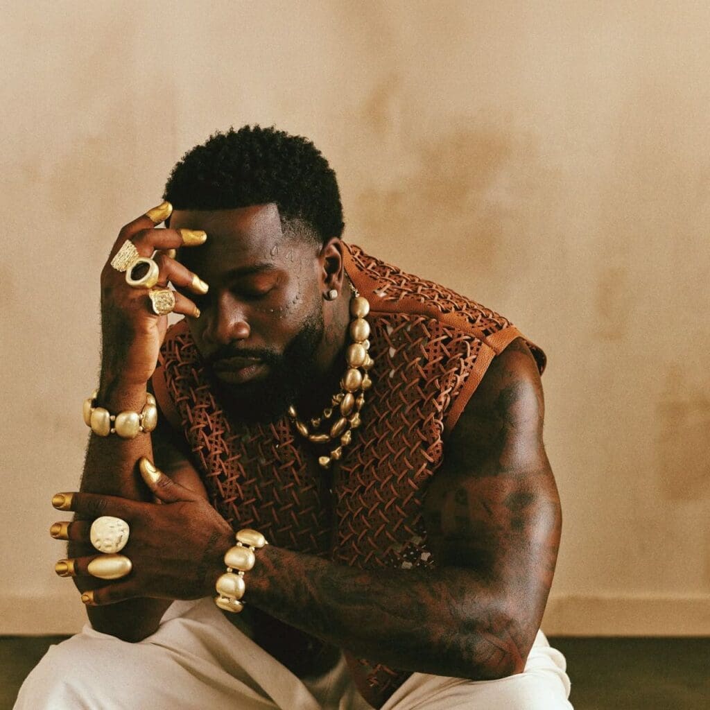 Tayc dévoile les coulisses de la création de l’Afro Love et son envie de construire un univers autour de sa musique