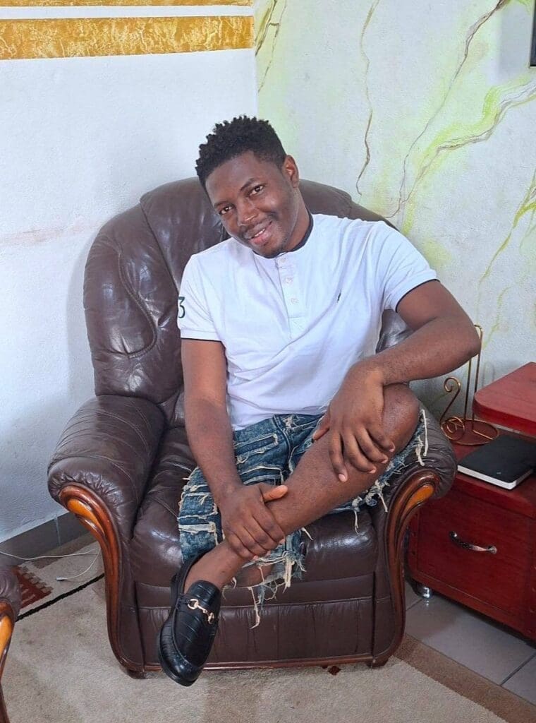À Douala,au Cameroun, entre cuir, sueur et détermination, Dieudonné Tiwamani façonne bien plus que des chaussures : il 