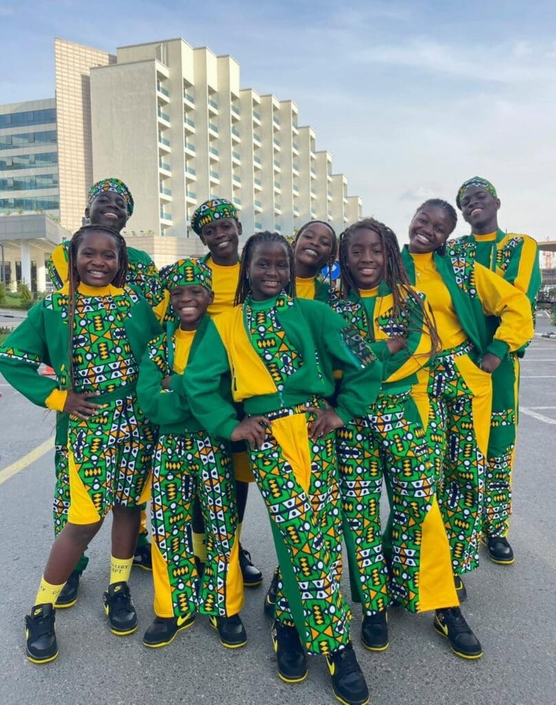 Celle des Ghetto Kids, une troupe de jeunes garçons et filles âgés entre 4 et 16 ans, danseurs ougandais issus pour la plupart de milieux défavorisés, qui s'apprête à vivre 