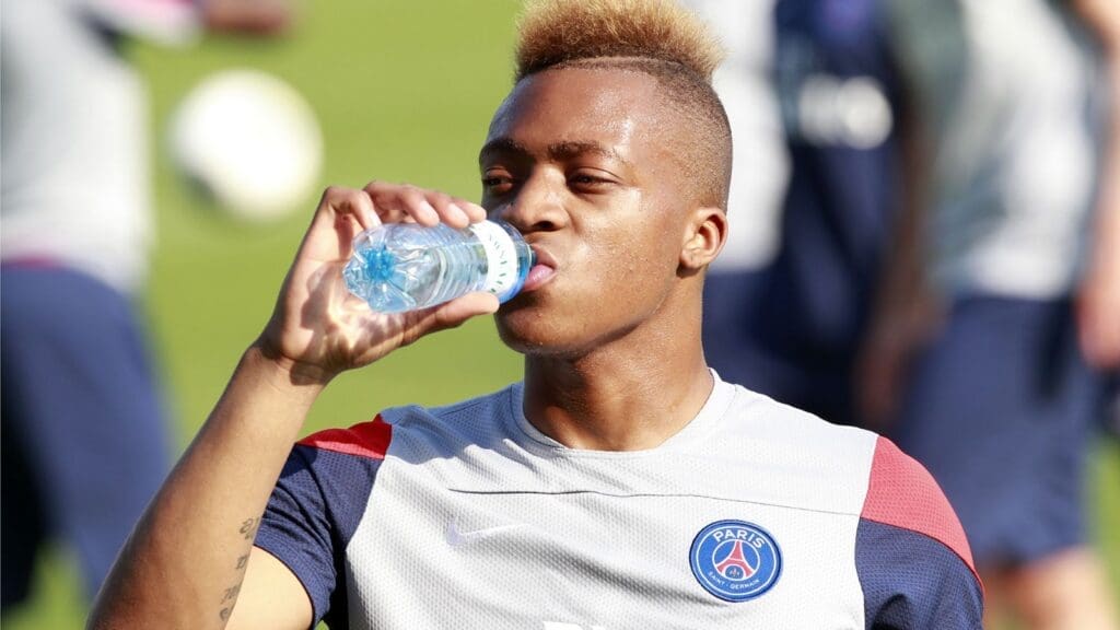  John Nkomb ouvre aujourd'hui les pages les plus intimes de son parcours. De l'innocence de son enfance à la brutalité du monde professionnel