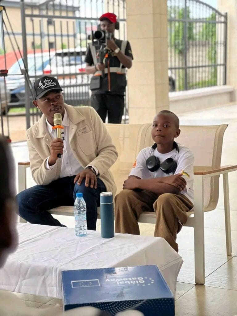 Très jeune et déjà sous les projecteurs, Roger Miyo, considéré comme le plus jeune humoriste du Cameroun, est revenu ce 29 