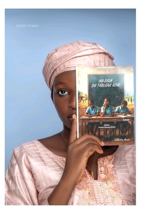 "Au-delà du tableau noir", un ouvrage de 129 pages édité par les Éditions Luminosa. Contactée par Laura Dave Média, la jeune auteure revient sur les