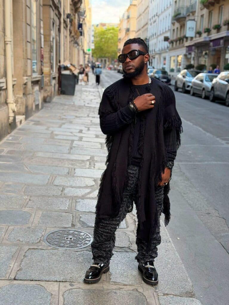 Deux mois après la sortie de son premier album, l'artiste camerounais Tim Kayzer est sorti du silence. Dans une vidéo publiée 